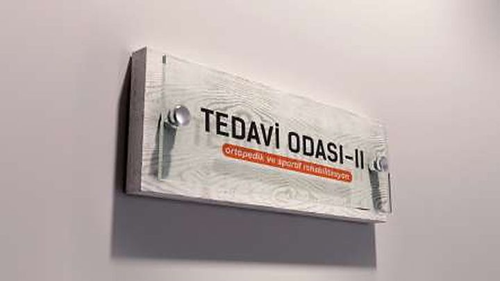 Kapı Levhası: Pleksi · Distanslı montaj