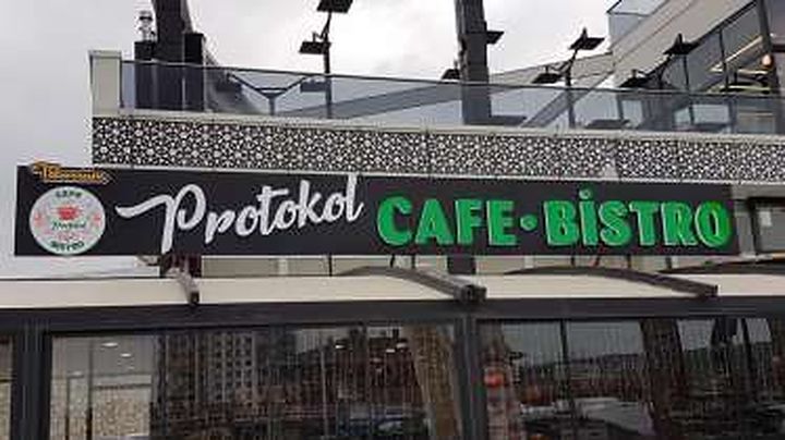 Protokol Cafe: Işıklı kutu harf · Pano