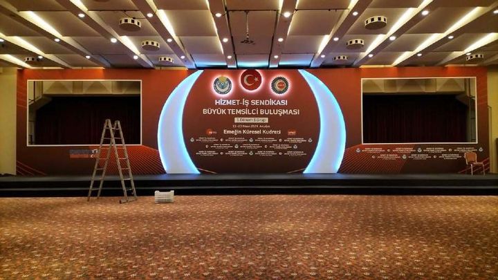 Sendika Büyük Buluşması: Sahne dekoru · Çift ekran