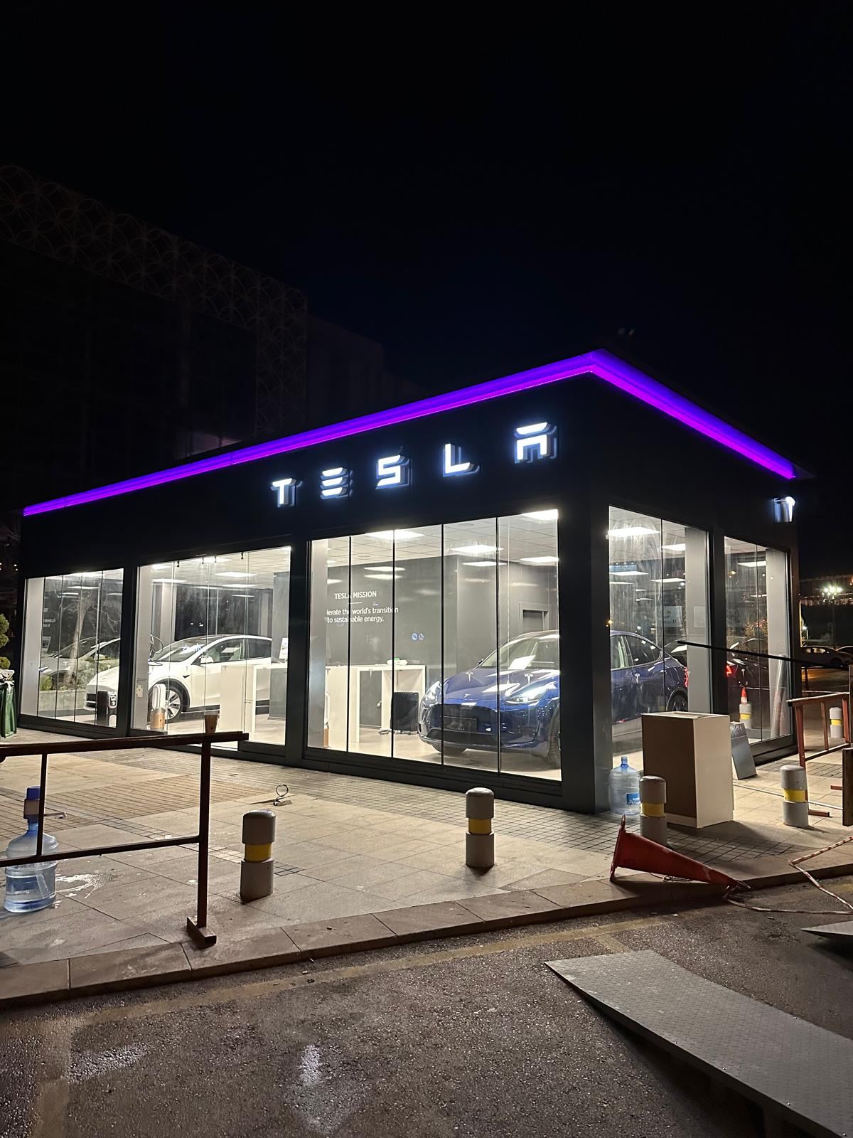 Tesla: Showroom · Channel letters and roofline LED
